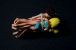 M. Markiewicz, Pocket Dolls, 2012, fotografia barwna, dibond, plexiglass, 80 x 120 cm